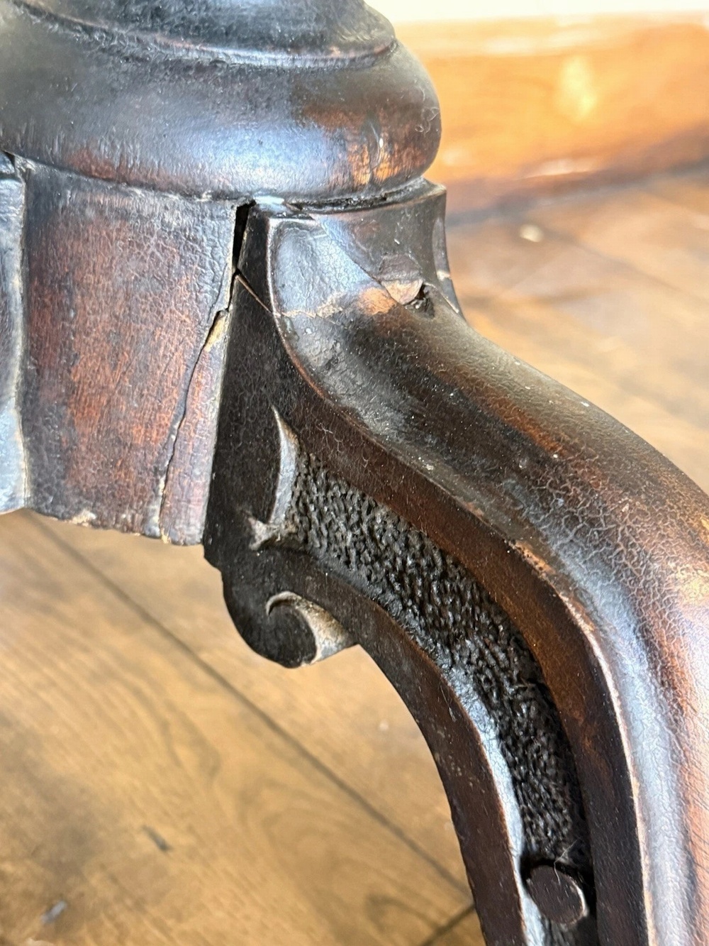 Antique English Carved Walnut Burr Centre Hall Kidney Breakfast Dining Table Circa